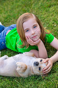 金发快乐的女孩 带着她的吉华华小狗肖像拥抱女性说谎宠物孩子们草地婴儿幸福尺寸眼睛图片