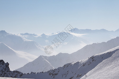 冬季山区运动风景滑雪单板岩石气候阳光全景旅行荒野图片