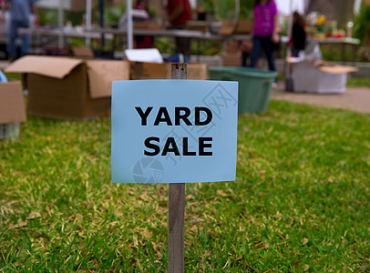 美国周末在草坪上卖场的销售棕色招牌购物贮存传统院子草地工具车库背景图片
