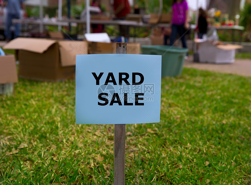 美国周末在草坪上卖场的销售棕色招牌购物贮存传统院子草地工具车库图片