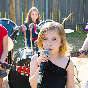 歌唱女歌手在后院现场演奏乐团眼睛音乐闲暇栅栏晴天音乐家玩家唱歌鼓手女孩们图片