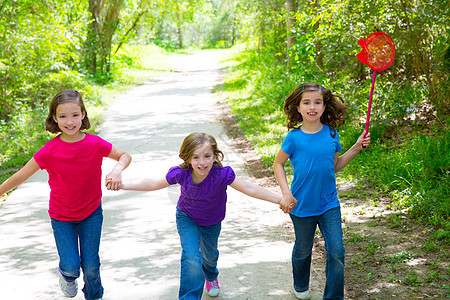 朋友和姐妹女孩在森林轨道上快乐地奔跑女孩们公园丛林女性团体假期蝴蝶树木跑步家庭图片
