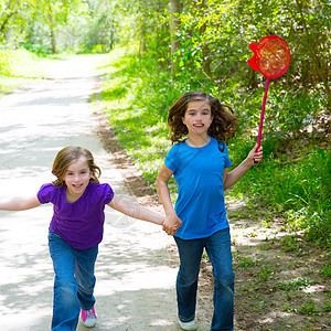 朋友和姐妹女孩在森林轨道上快乐地奔跑旅行团队家庭公园幸福孩子树木跑步童年女性图片