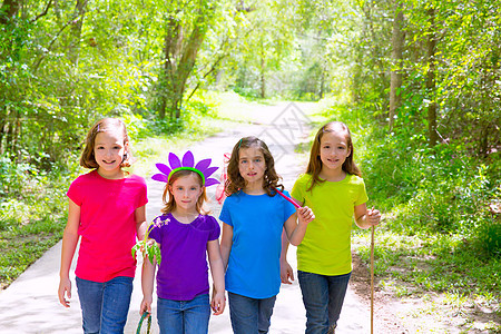 朋友和姐妹姊妹女孩在森林轨道露户外散步团体童年朋友们幸福女性丛林双胞胎孩子们公园团队图片