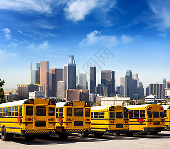 校车排成一列在洛杉矶天线摄影机上图片