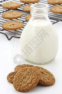 新鲜牛奶和燕麦饼干乳糖传统早餐奶制品甜点麦片坚果糕点瓶子豆浆图片