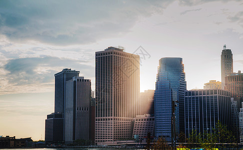 日落时纽约市市风景反射商业办公室全景地标码头景观金融城市港口图片