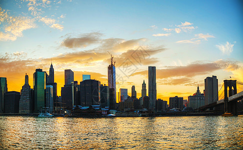 日落时纽约市市风景建筑金融摩天大楼景观地标建筑学全景港口办公室天空图片