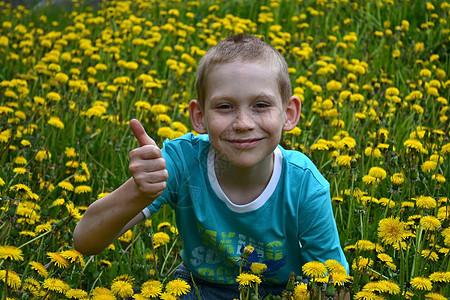 男孩在荒野中的空地上花朵男生杂草草本植物年轻人孩子植物图片