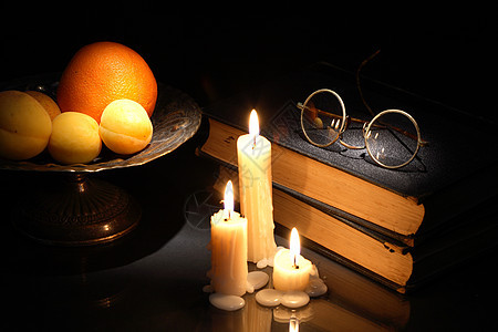 水果和书果盘艺术灯光悲伤火焰反射知识静物蜡烛眼镜图片