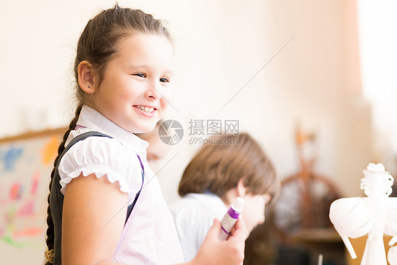 围裙画上亚洲女孩的肖像学习女士男生班级育儿教育帮助家庭画笔艺术图片