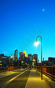 明尼苏达明尼苏达州明尼阿波利斯市下城行人历史性城市景观市中心地标石拱桥建筑学天际摩天大楼背景图片