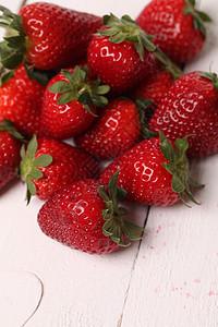 白桌上的新鲜草莓水果小吃营养工作室食物叶子甜点团体美食饮食图片