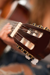 女性手中的吉他特辑形象音乐会艺术家乐队玩家音乐乐器歌手宏观娱乐青年图片