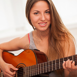 弹吉他年轻的年轻美女工作室音乐音乐家头发微笑学生娱乐艺术家岩石女士图片