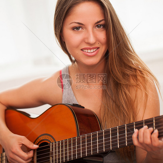 弹吉他年轻的年轻美女工作室音乐音乐家头发微笑学生娱乐艺术家岩石女士图片