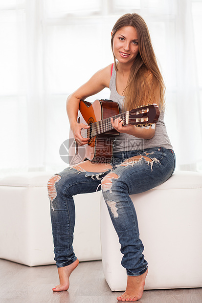 弹吉他年轻的年轻美女学生歌手工作室音乐家乐器爱好音乐娱乐女性岩石图片