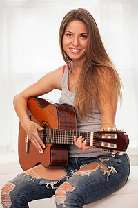 弹吉他年轻的年轻美女学生音乐家爱好音乐女士乐器乐趣头发青少年岩石图片