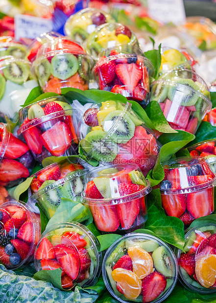 在La Boqueria市场 在Ramblas str的一套装满新鲜水果店铺食物游客旅游蔬菜杂货店旅行摊位图片