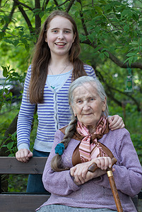 外祖母和孙孙女公园祖父母家庭快乐幸福笑声成人头发老年女性图片