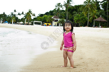 海滩的托德勒旅行海岸假期沙滩乐趣女性女婴快乐孩子海岸线图片