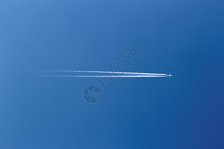 在晴蓝的天空中的飞行器速度假期翅膀飞机空气航空旅行旅游航班飞行图片