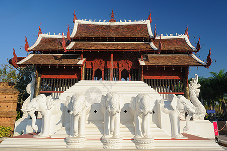 北泰国建筑在阳光明媚的白天图片