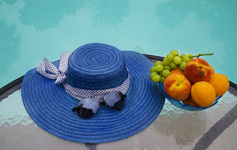 以游泳池盟誓桃子凉帽太阳镜食物杏子水池水果盘子蓝色帽子图片