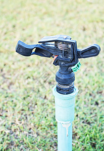 特写泉水器光线绿色喷出射线花园图片