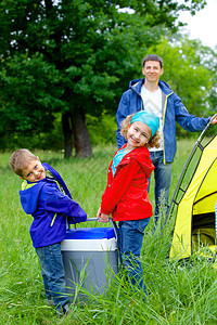 暑期儿童在帐篷中露营公园父母闲暇营地冒险荒野女孩孩子晴天成人图片
