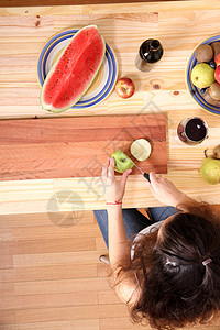切切果实食物女孩营养饮食奇异果水果玻璃木头红色凤梨图片