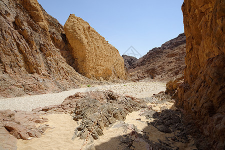 以色列沙漠峡谷的景色岩石游客砂岩侵蚀干旱沙漠石头内盖夫小路墙壁风化图片