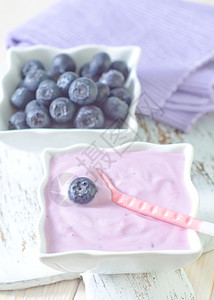 蓝莓和酸奶桌子餐具浆果乳白色玻璃杯饮食食物奶油茶点营养图片