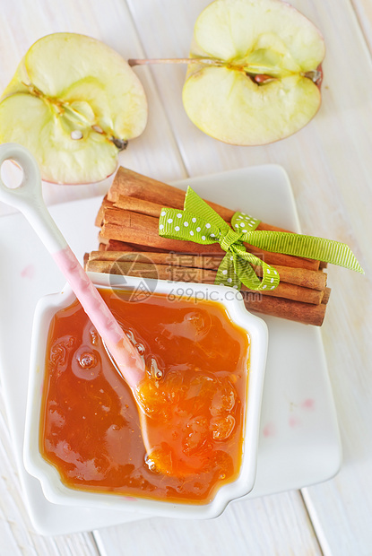 果酱和苹果茶匙盘子装罐味道甜点薄荷水果桌子肉桂食物图片