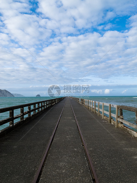托拉加湾码头是新西兰最长的码头海洋多云悬崖海岸线海景蓝色天空历史性沿海绿色图片