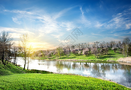 充满河流的春季风景池塘蓝色爬坡土地季节日落场地牧场生长花园图片