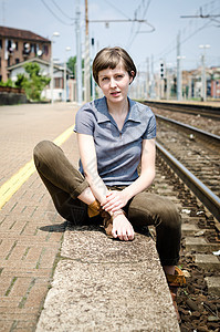 年轻的年轻美丽时装女士女子铁路皮肤火车站头发火车城市生活城市图片