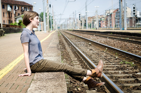 年轻的年轻美丽时装女士火车皮肤城市生活火车站头发女子铁路城市图片