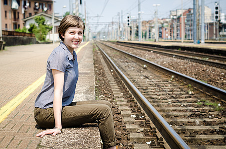年轻的年轻美丽时装女士火车头发城市铁路女子火车站城市生活皮肤图片