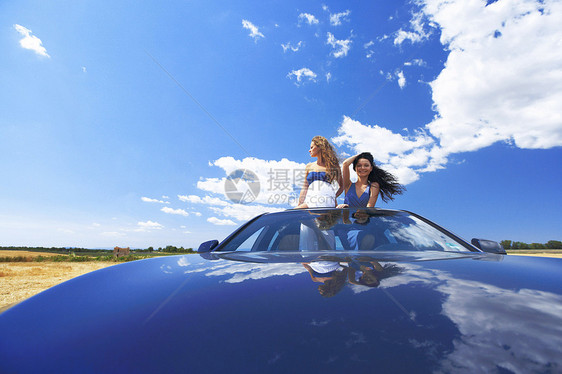 妇女在汽车中跳舞乐趣快乐男性喜悦敞篷车男生女士旅行生活天空图片