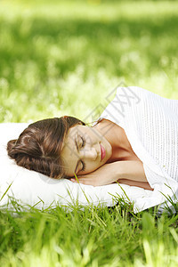 睡在草地上的女人自由白色女性场地绿色公园枕头女孩睡眠毯子图片