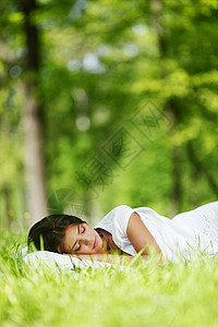 睡在草地上的女人白色场地枕头自由毯子女孩公园绿色女性睡眠图片