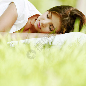 睡在草地上的女人女孩白色毯子绿色自由场地女性公园枕头睡眠图片