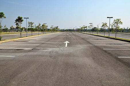 空白停车运输城市条纹购物街道天空树木白色商业图片