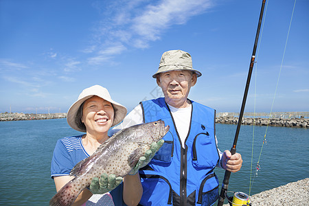 快乐的老年情侣去钓鱼 看大鱼图片