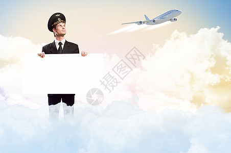 以持有空广告牌的形式进行试点飞行员航空公司蓝色卡片邮政指挥官喷射航班侦察员男人图片