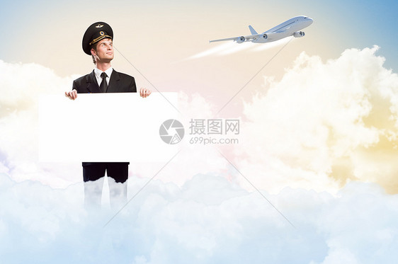 以持有空广告牌的形式进行试点飞行员航空公司蓝色卡片邮政指挥官喷射航班侦察员男人图片