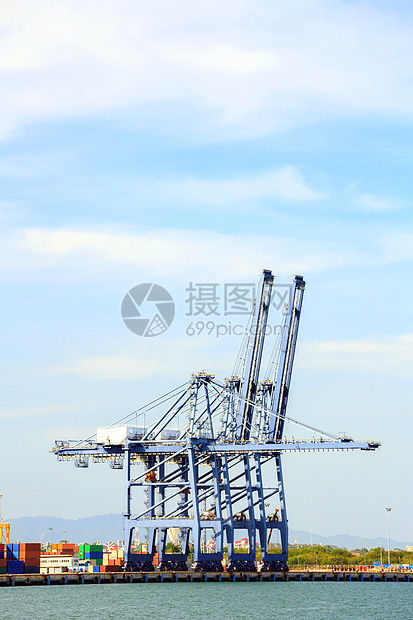 大型工业港口出口货轮龙门架起重机支撑码头船厂货运船运商业图片
