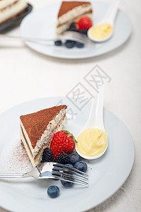 甜点加浆果和奶油水果盘子图层糕点粉末美食食物巧克力蛋糕宏观图片