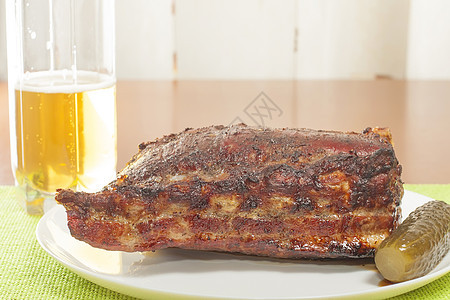 烤猪肉烧烤炉食物啤酒黄瓜炙烤玻璃猪肉烹饪图片